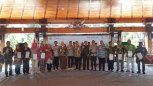 Penyerahan Piagam SRA Dari Bupati ke Kepala OPD